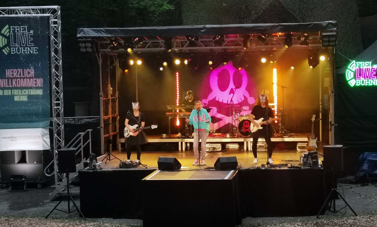 Mit dem ersten Song ist das Eis gebrochen: Die Besucher feierten den direkten Humor von Mirja Boes und ihre Interpretationen alltäglicher Situationen auf witzige Weise. Foto: Johanna Glowacki