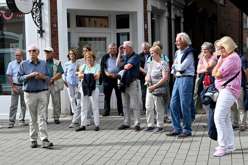Karl-Heinz Schwarze (2.v.l.) lud ein zu einem Rundgang durch die Werner Stadtgeschichte. Foto: MSW 