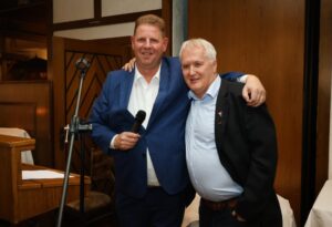 Dirk Abdinghoff (links) und Thomas „Stan“ Overmann, hier bei der Verabschiedung des jetzigen Ehrenvorsitzenden, wird "vereinsschädigendes Verhalten" vorgeworfen. Archivfoto: Volkmer