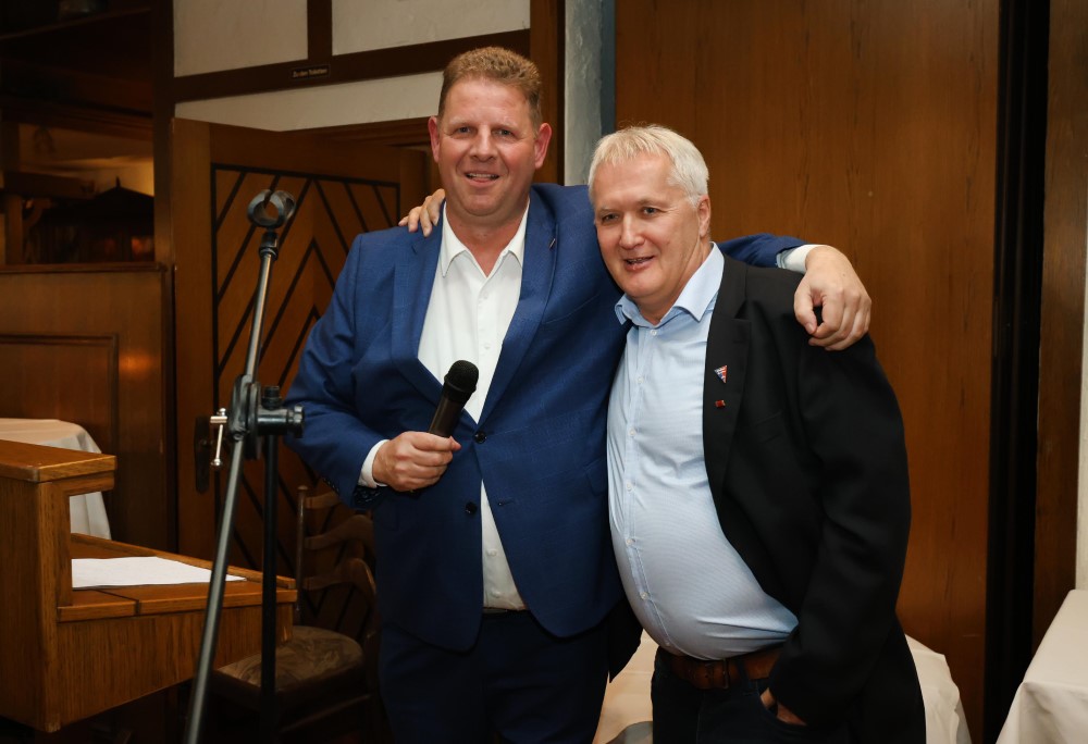 Dirk Abdinghoff (links) und Thomas „Stan“ Overmann, hier bei der Verabschiedung des jetzigen Ehrenvorsitzenden, wird 