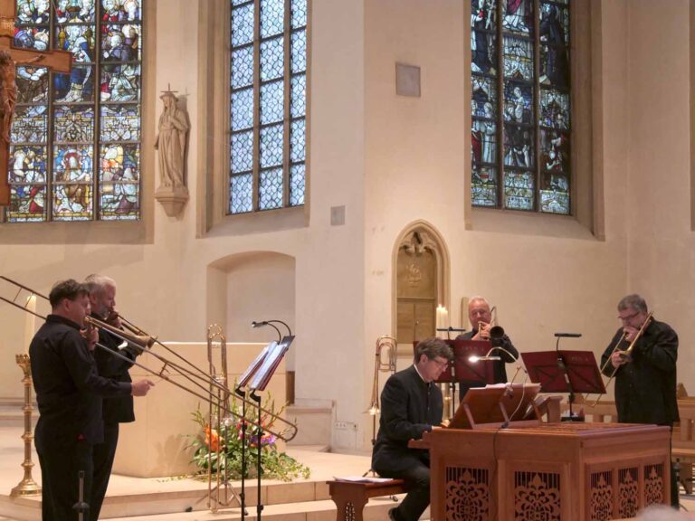 Das Posaunenquartett „Opus 4“ präsentierte in Wernes St. Christophorus-Kirche ein „Best of“ zu seinem 30-jährigen Bühnenjubiläum, zusammen mit Kantor Dr. Hans-Joachim Wensing. Foto: Schwarze