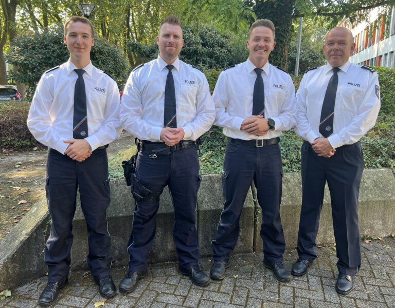 Drei neue Kollegen begrüßte Markus Fastnacht (rechts), Leiter der Polizeiwache in Werne. Fotos: KPB Unna
