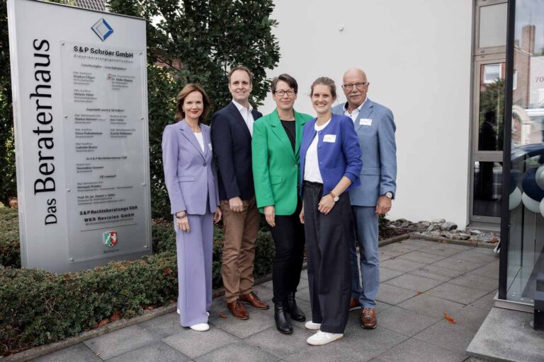 Feierten das 70. Jubiläum gemeinsam mit Gästen (von links): Martina Schulte (ehemalige Partnerin), Stephan Effgen, Dr. Heike Rüping, Melanie Hötte, Hermann Wimber (ehemaliger Partner). Foto: privat