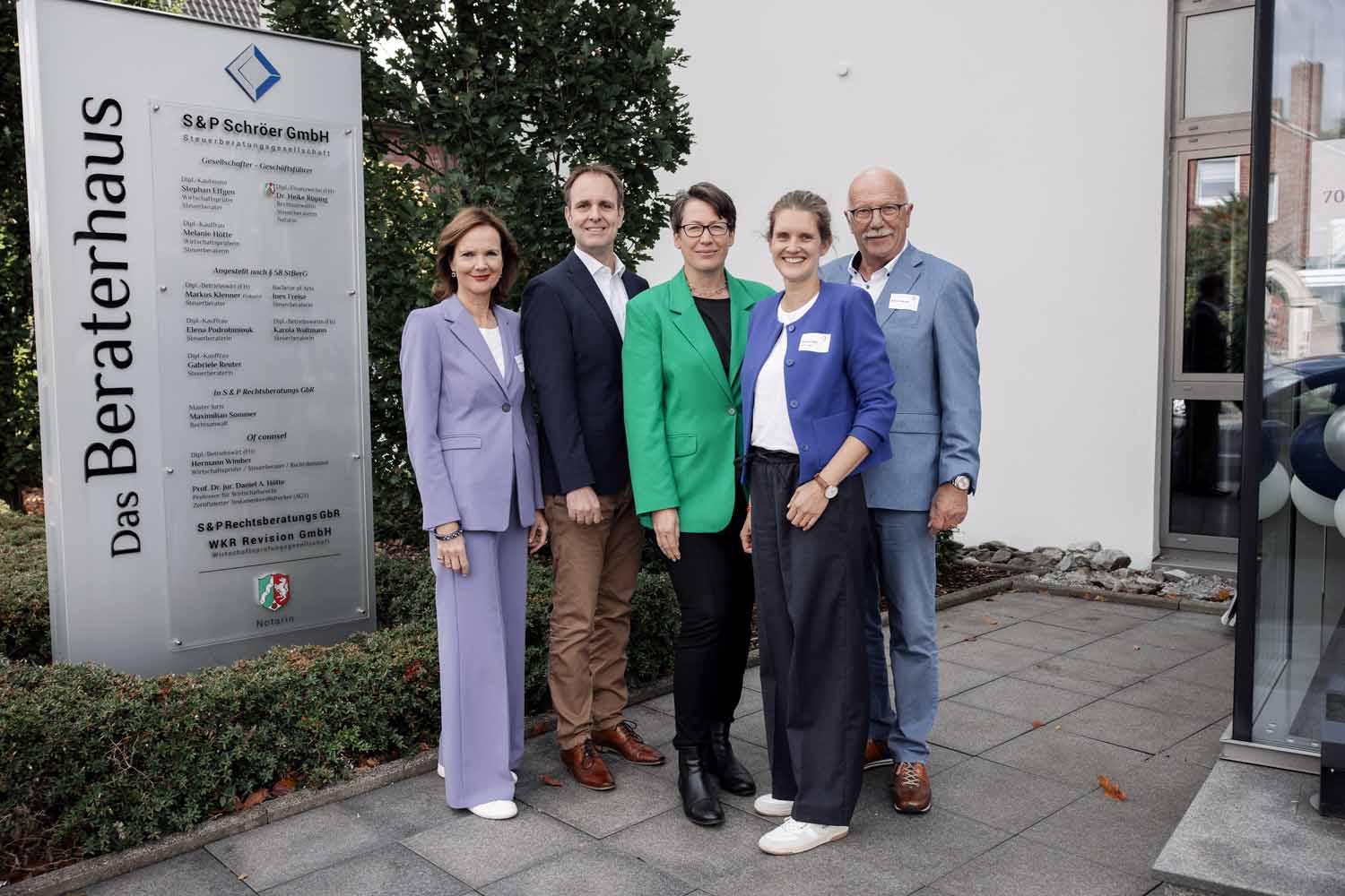 Feierten das 70. Jubiläum gemeinsam mit Gästen (von links): Martina Schulte (ehemalige Partnerin), Stephan Effgen, Dr. Heike Rüping, Melanie Hötte, Hermann Wimber (ehemaliger Partner). Foto: privat