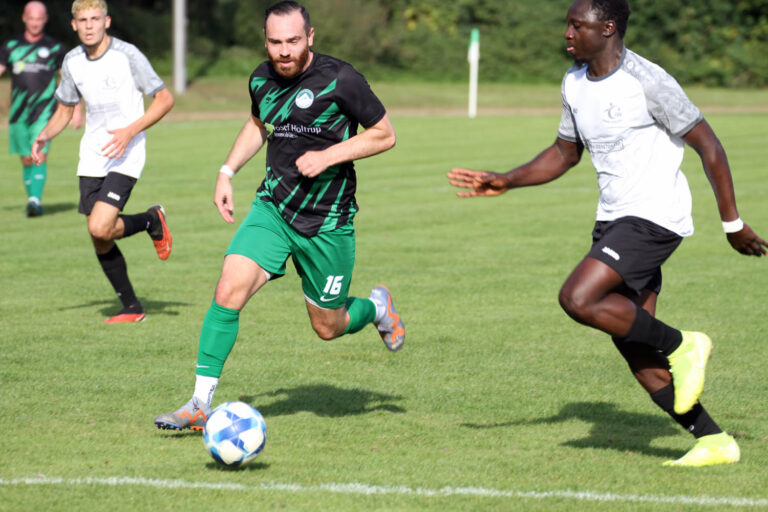 Meik Grela (links) traf zum zwischenzeitlichen 1:3 für den SV Stockum. Foto: Wagner