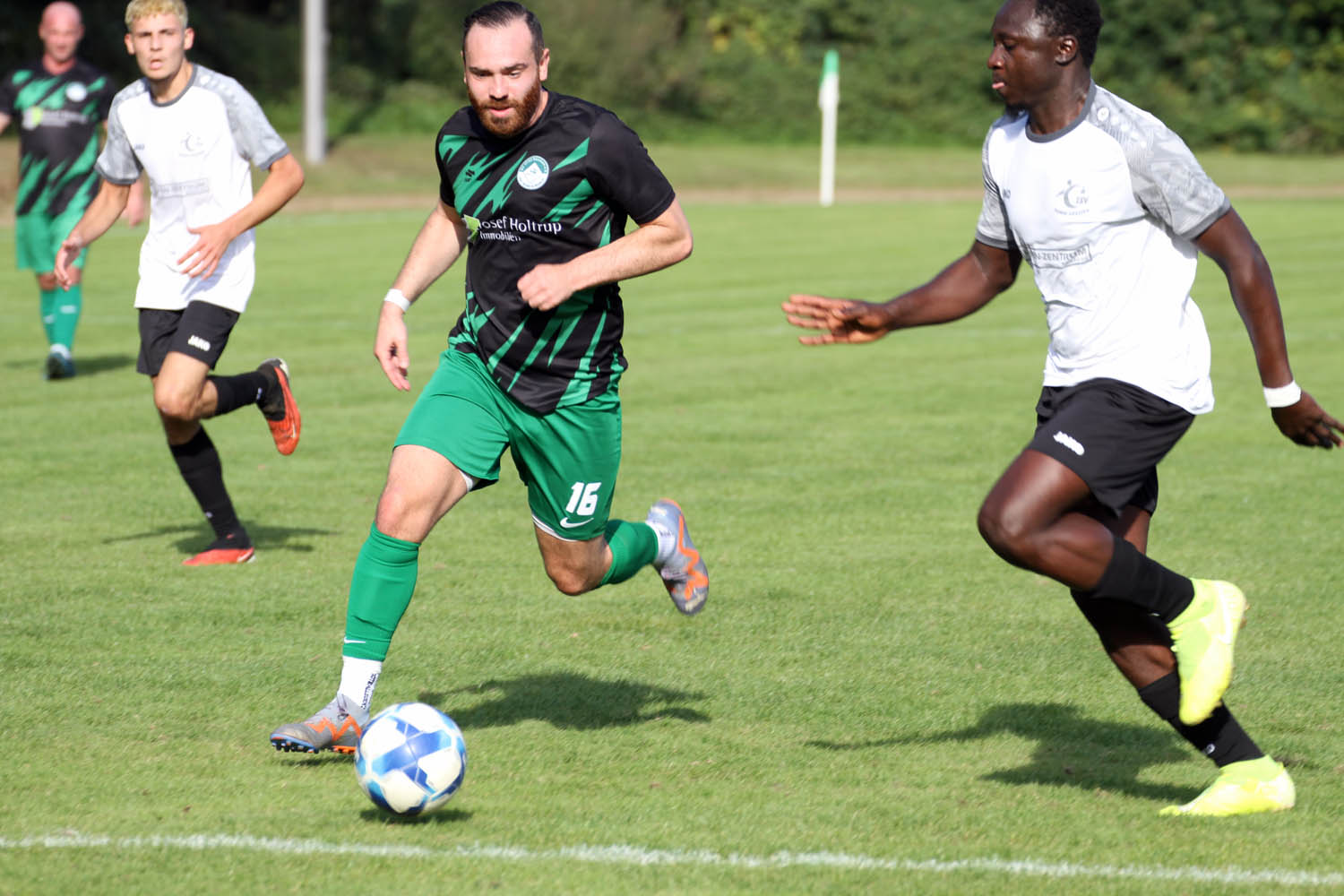 Meik Grela (links) traf zum zwischenzeitlichen 1:3 für den SV Stockum. Foto: Wagner