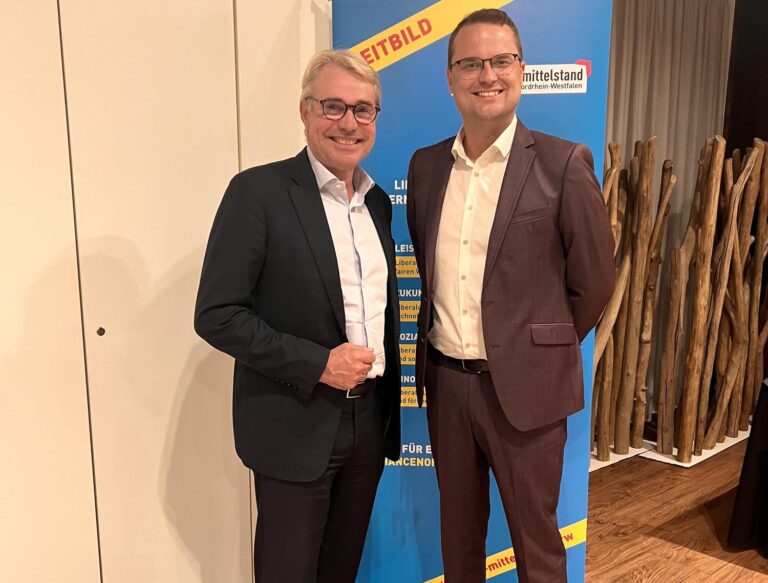 Carlo Cronenberg (links), MdB, Sprecher für Mittelstand und Freihandel der FDP-Bundestagsfraktion gratuliert Michael Siegeroth, neuer Landesvorsitzender des Liberalen Mittelstands Nordrhein-Westfalen e.V. Foto: Celine Schreiner / LIM NRW