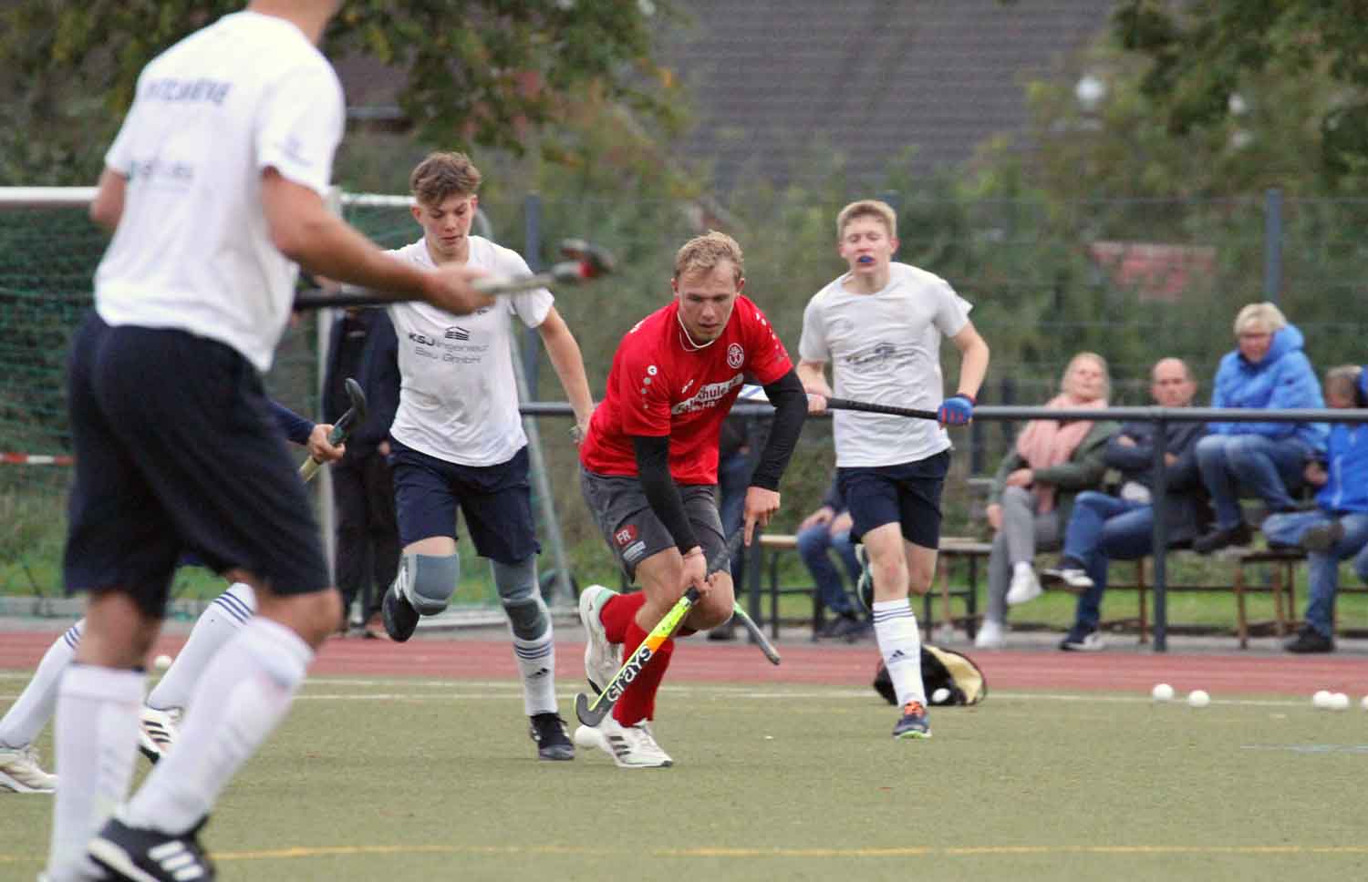 Finn Stube (am Ball) sicherte sich mit dem TV Werne 03 immerhin einen Punkt gegen die Zweitvertretung aus Rheine. Foto: Wagner