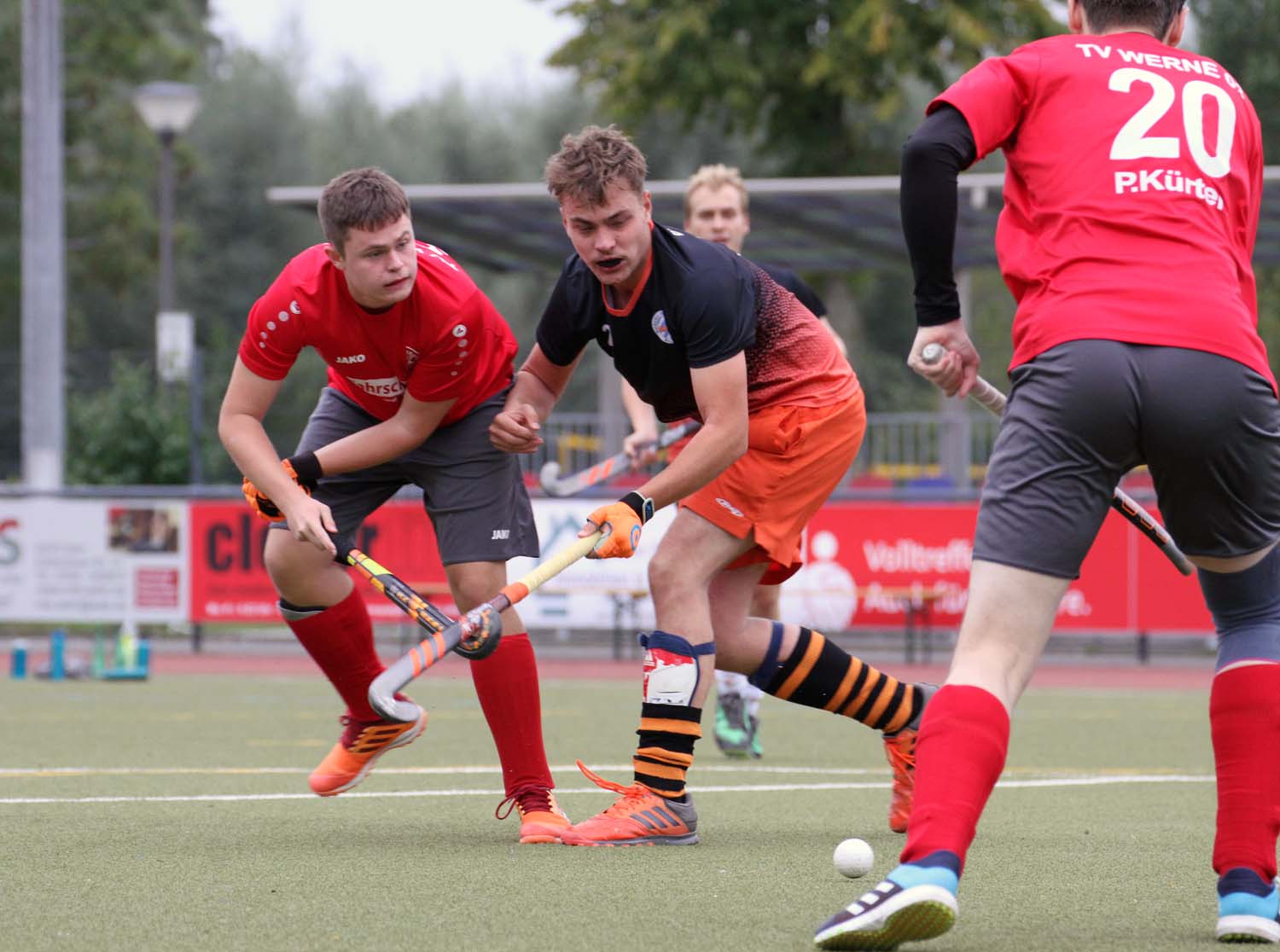 Luca Hasse (links) und die TV-Hockeyherren boten dem Spitzenreiter Paroli. Archivfoto: Wagner
