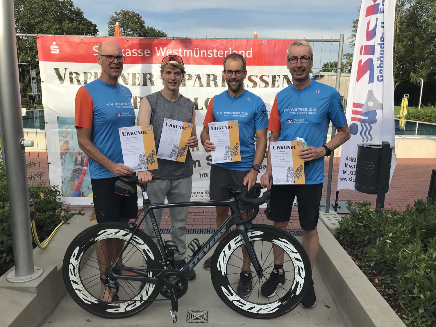 Freuten sich über gute Leistungen beim Triathlon in Vreden (von links): die TV-Wasserfreunde James und Toby Knowlden, Patrick Ziemba und Ralf Koch. Foto: privat