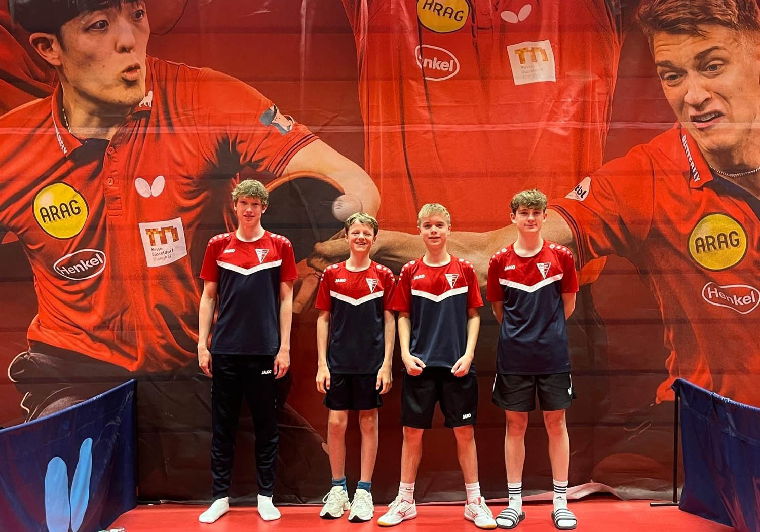 Die Werner Tischtennis-Jungen hatten ein unvergessliches Erlebnis bei der Jugend des deutschen Rekordmeisters im Tischtennis (von links): Lino Sonnen, Jakob Kuchler, Lars Kamphues und Jan von Frantzius vor einem großen Plakat mit den Bundesliga-Spielern von Borussia Düsseldorf Dang Qiu (Einzel-Europameister 2022) und Anton Källberg (Mannschafts-Europaeister 2023). Fotos: privat