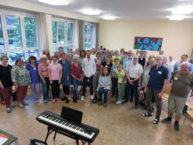 Der VHS-Chor hat einen neuen Leiter: Robin Lindemann leitete bereits zwei Proben, die erste ausnahmsweise in der ehemaligen Barbaraschule. Foto: Wagner