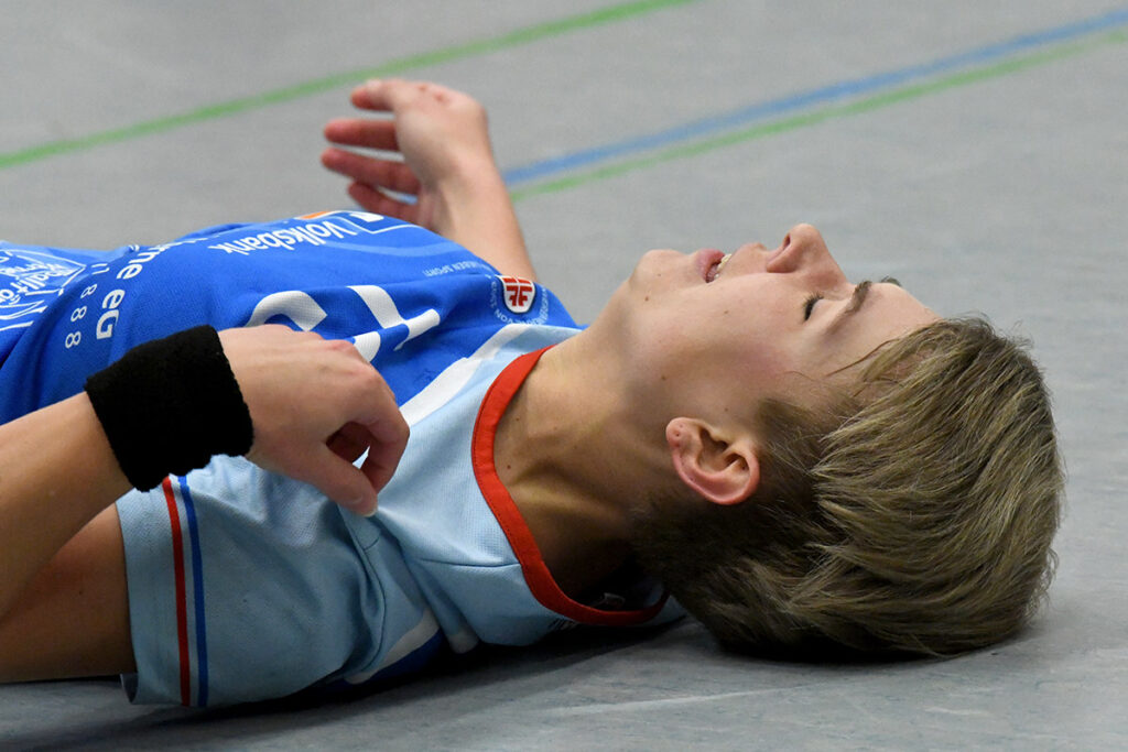 Nach einem Foul prallte Janina Vorwick mit dem Hinterkopf auf den Hallenboden. Sie spielte benommen weiter, brachte anschließend bei einem Tempogegenstoß ihre Gegenspielerin zu Fall und musste mit Rot vom Feld. Archivfoto: MSW