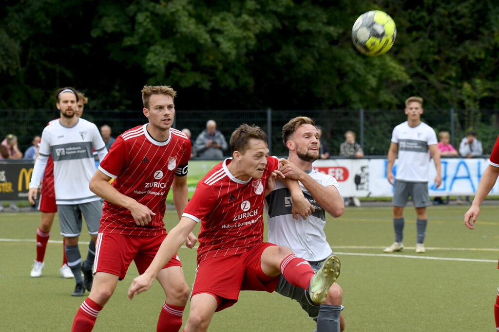 Jannik Prinz wurde hautnah gedeckt. Hier stören ihn gleich zwei gegnerische Verteidiger bei der Ballannahme. Foto: MSW