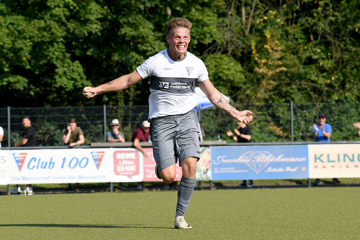 Jubelnd läuft Marvin Stöver auf die WSC-Trainerbank zu. Mit einem platzierten Freistoß hat er gerade den Siegtreffer gegen Haltern markiert. Foto: MSW
