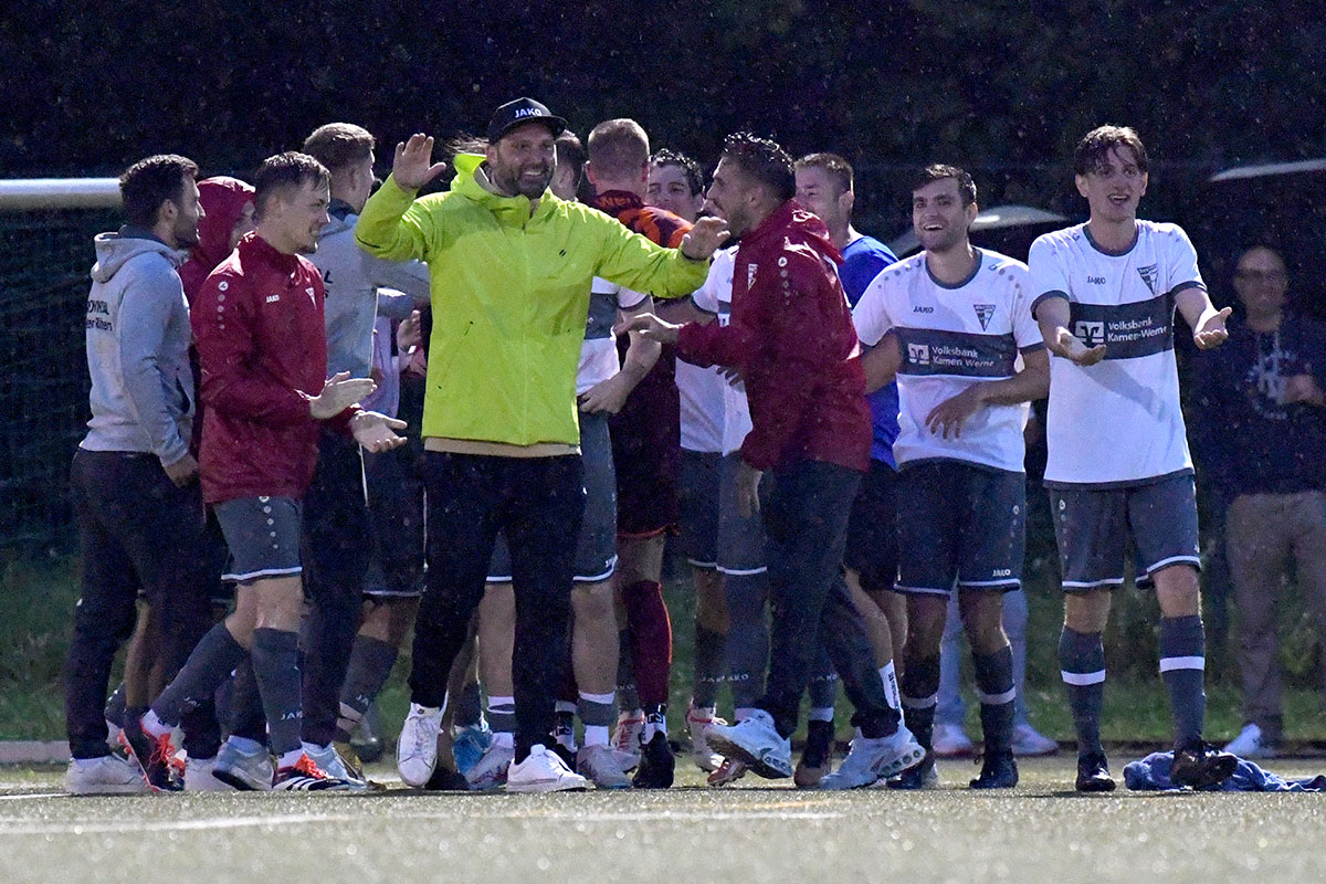 So wie nach dem Sieg über Westfalia Rhynern möchten Spieler und Trainer des WSC auch nach dem Spiel gegen Verl jubeln. Archivfoto: MSW