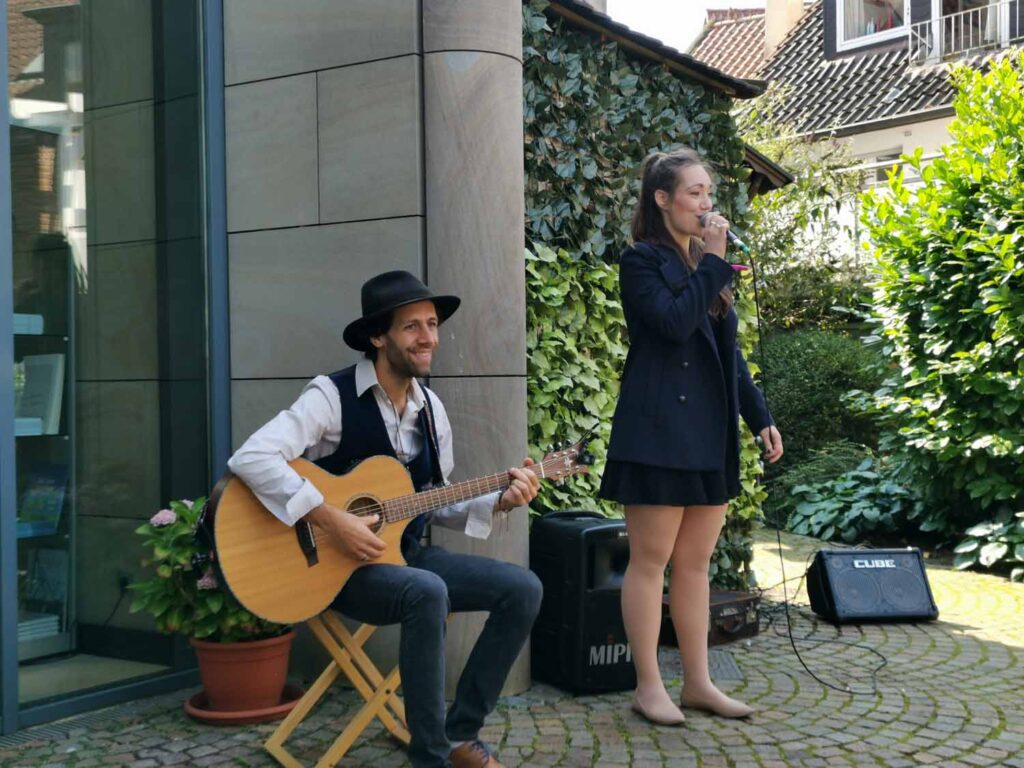 "Felice und Cortes" begleiteten den Vormittag mit Gitarre und Gesang.