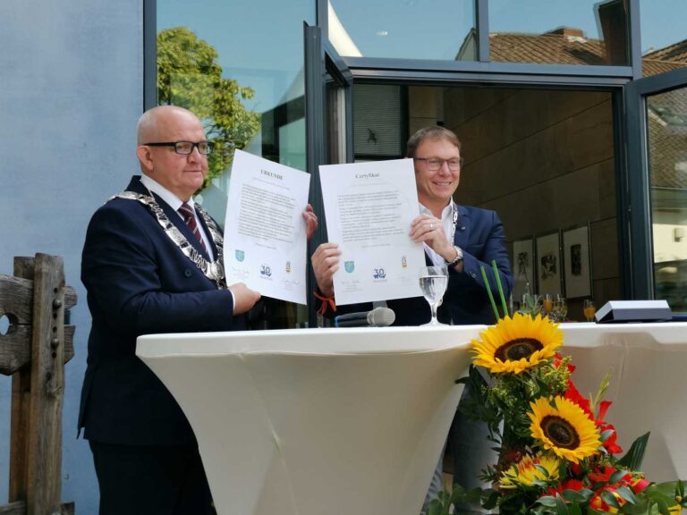 Dariusz Szalla, Vorsitzender des Stadtrates in Walcz, und Bürgermeister Lothar Christ nach der Unterzeichnung der Partnerschaftsurkunden. Fotos: Johanna Glowacki