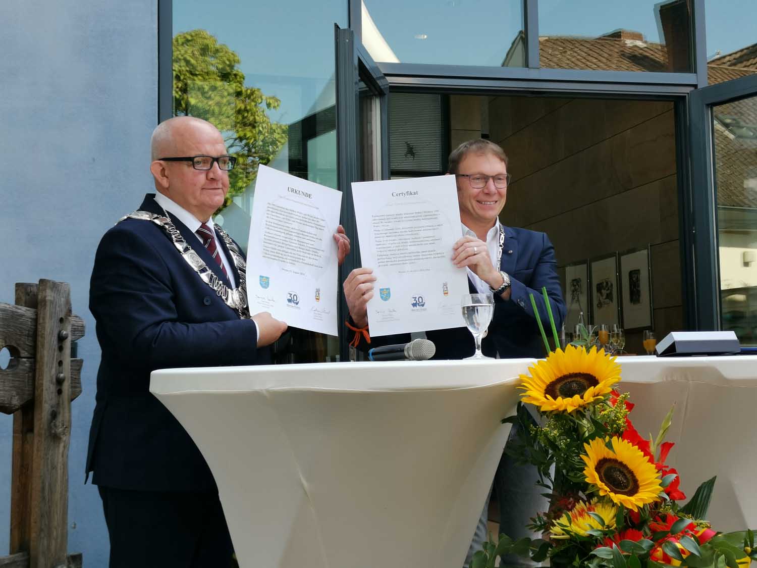 Dariusz Szalla, Vorsitzender des Stadtrates in Walcz, und Bürgermeister Lothar Christ nach der Unterzeichnung der Partnerschaftsurkunden. Fotos: Johanna Glowacki