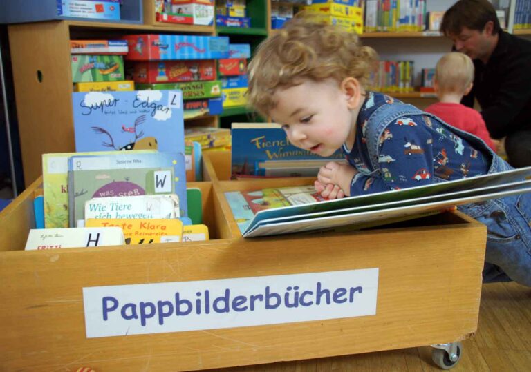 Die Stadtbücherei Werne beteiligt sich am Bundesprogramm zur frühen Leseförderung. Symbolfoto: Stiftung Lesen/BMBF