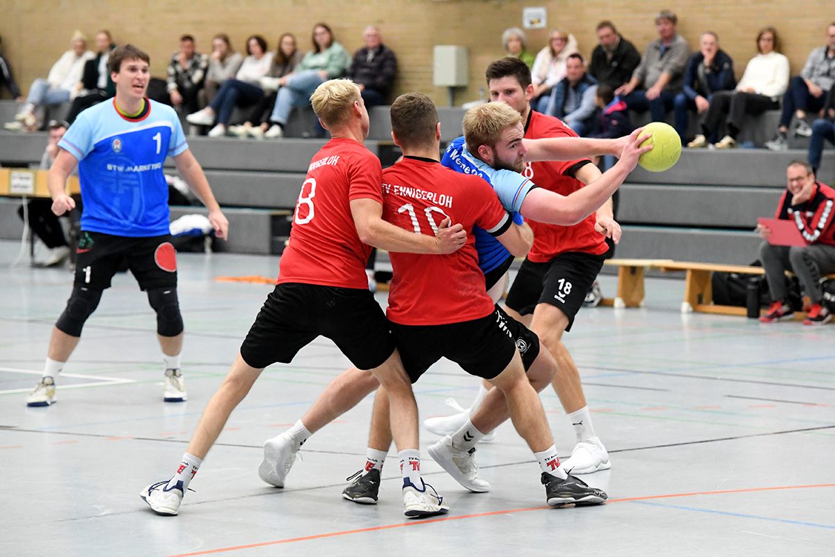 Gleich drei Ennigerloher versuchen vergeblich, Dominik Meinke am Torwurf zu hindern. Foto: MSW