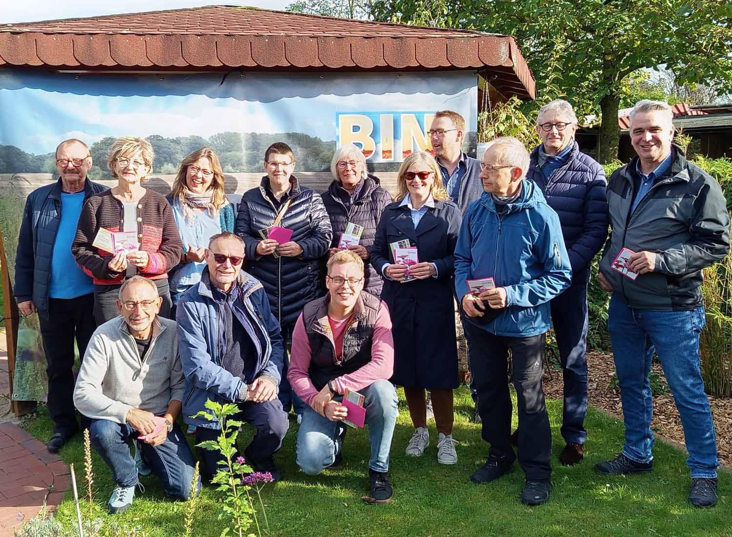 Die BIN hatte Klimabäume verlost. Die Gewinnübergabe fand jetzt im Garten des Vorsitzenden Karsten Wette statt. Foto: privat