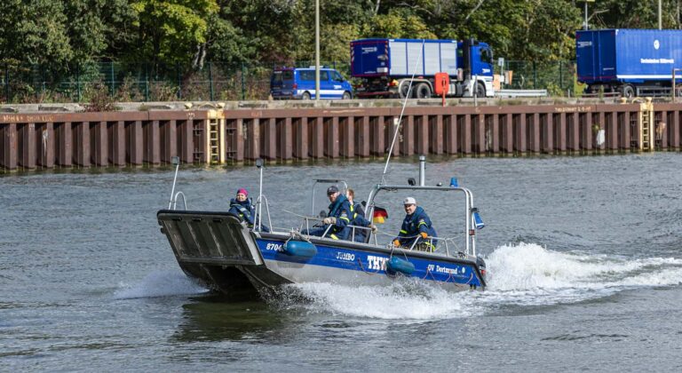 Elf THW-Ortsverbände probten den Ernstfall, unter anderem auf dem Datteln-Hamm-Kanal. Fotos: J. Prochnow