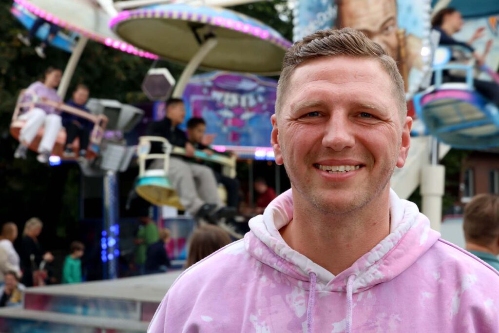 Heinz Deinert gehört der Twister, der auf keiner Sim-Jü fehlen darf. Ein Teil seiner Familie ist ebenfalls im Kirmes-Geschäft aktiv.