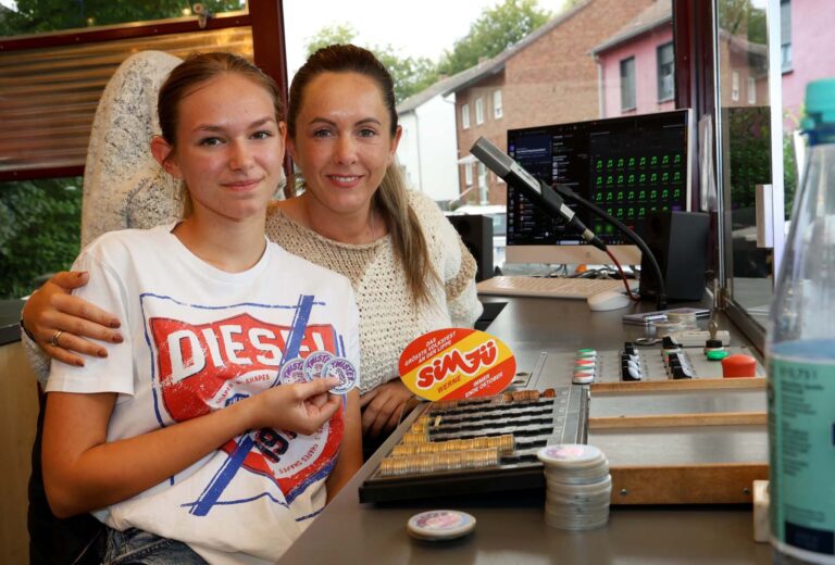 Amy Deinert ist mit 16 Jahren schon Juniorchefin des Schaustellerbetriebs. Gern arbeitet sie zusammen mit ihrer Mutter Angela, sitzt aber auch schon mal allein in der Schaltzentrale. Fotos: Christoph Volkmer