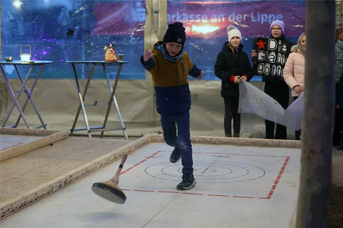 Auch der Nachwuchs darf sich in diesem Jahr offiziell am Eisstock-Cup in Werne beteiligen. Foto: Strobels