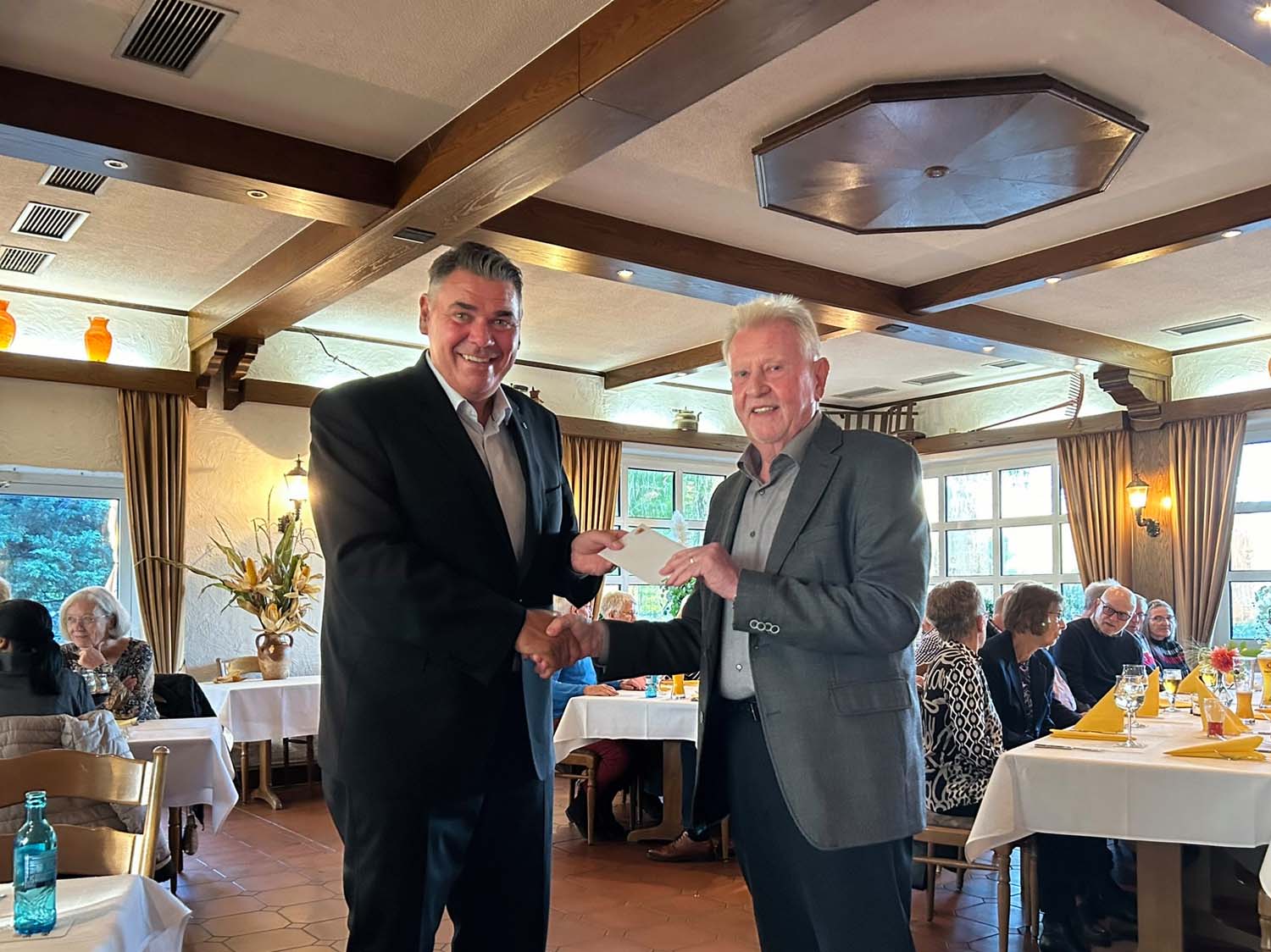 Landrat Mario Löhr kam zur Jubiläumsfeier der TOP 50 Gruppe des Werner SC vorbei und überreichte Manfred Prömel ein Geschenk. Foto: Piel