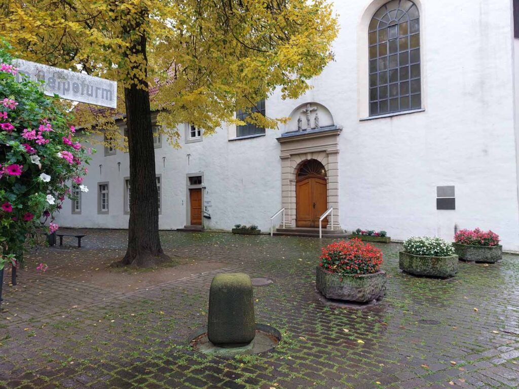 Auch an der Fassade des denkmalgeschützten Kapuzinerklosters muss ein Blitzschutz-Ableiter angebracht werden. Foto: Wagner