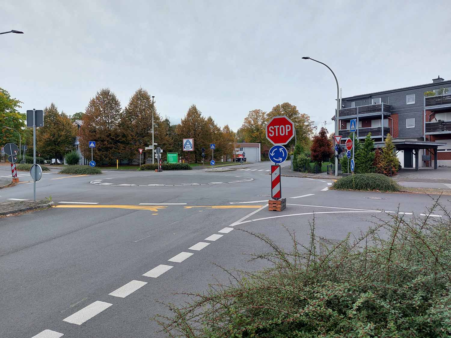 Der Kreisverkehr Bahnhofstraße/Capeller Straße ist ein Unfallbrennpunkt. Politik und Verwaltung suchen nach Lösungen, um die gefährlichen Situationen am Kreisel dauerhaft zu entschärfen. Foto: Wagner