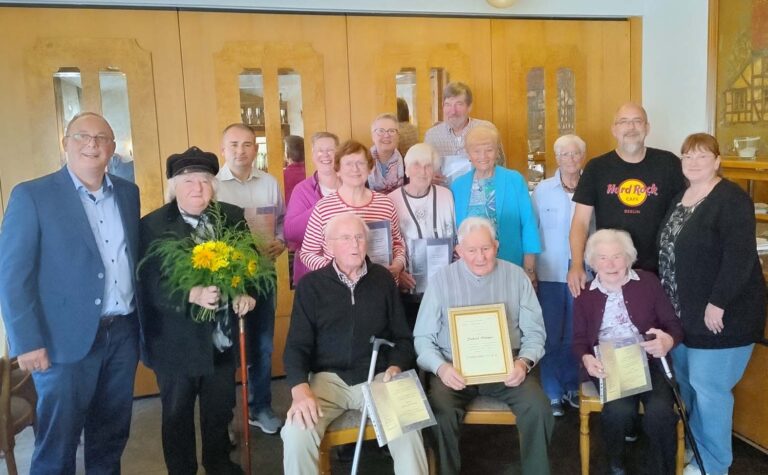 Die Martinsgesellschaft ehrte langjährige Mitglieder: (sitzend von links): Egon Dellwig, Rudolf Meyer, Gertrud Feller; (stehend von links): Arnd Conradi, Heidelore Fertig-Möller, Zeqir Nitaj, Andrea Möller, Marlis Meyer, Petra Feller, Christel Vorwick, Gerhard Schlotter, Gisela Michels, Margret Purzner, Ralf-Bodo Martens und Waltraud Martens. Foto: privat