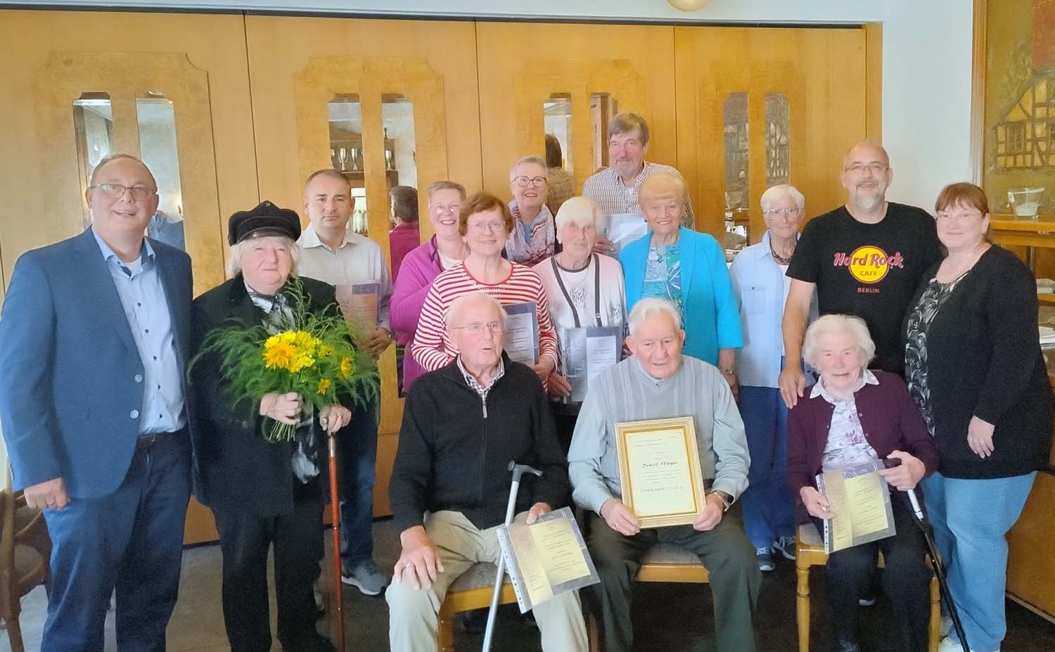 Die Martinsgesellschaft ehrte langjährige Mitglieder: (sitzend von links): Egon Dellwig, Rudolf Meyer, Gertrud Feller; (stehend von links): Arnd Conradi, Heidelore Fertig-Möller, Zeqir Nitaj, Andrea Möller, Marlis Meyer, Petra Feller, Christel Vorwick, Gerhard Schlotter, Gisela Michels, Margret Purzner, Ralf-Bodo Martens und Waltraud Martens. Foto: privat