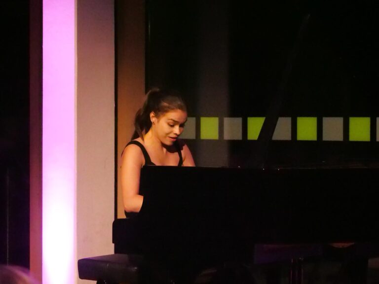 Spiel und Mimik zeigten die Ausdrucksstärke der jungen Pianistin Sonja Kowollik. Foto: Schwarze