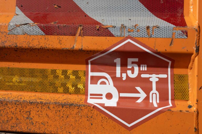 Die Aufkleber mit einem Hinweis auf den Mindestabstand befinden sich nun auf dem Heck der städtischen Fahrzeuge. Initiiert hatte die Aktion die UWW in Werne. Foto: privat
