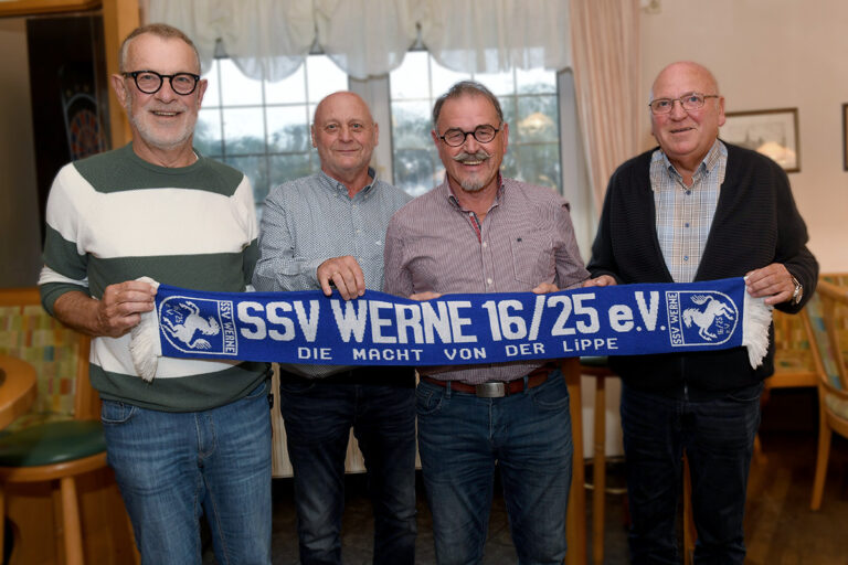 Bernd Westermann, Hubert Abdinghoff, Klaus Schlauteck und Rainer Klaas (v.l.) laden ein zum Treffen der ehemaligen A-Jugend des SSV Werne von 1969 bis 1971. Foto: MSW