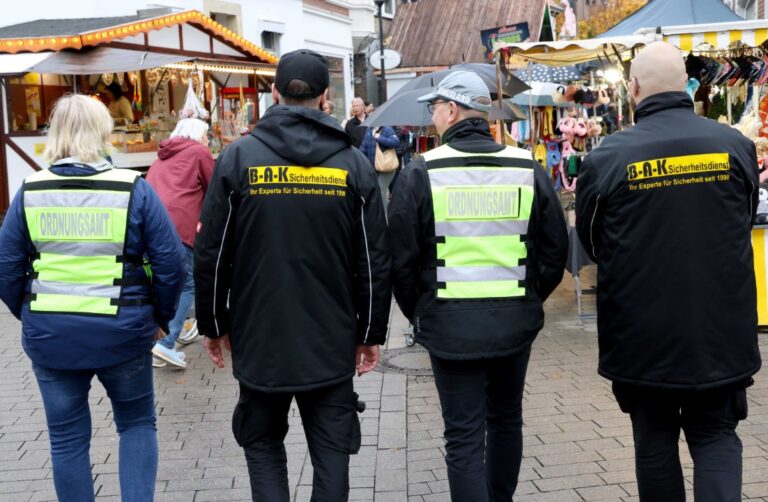 Polizei, Ordnungsamt und Sicherheitsdienst sorgen an den vier Sim-Jü-Tagen für Sicherheit. Archivfoto: Volkmer