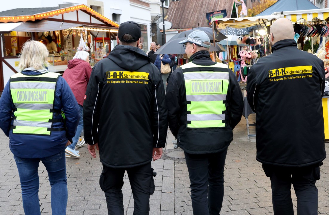 Polizei, Ordnungsamt und Sicherheitsdienst sorgen an den vier Sim-Jü-Tagen für Sicherheit. Archivfoto: Volkmer