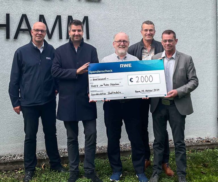 Auf dem Bild sind zu sehen (v.l.): Michael Zinke (Standortleiter Kraftwerk Westfalen), Dr. Aiko Vogelsang (Standortleiter Kraftwerk Gersteinwerk), Stephan Bergmann (Geschäftsführer Christliches Hospiz Hamm), Bernd Sickmann (Betriebsratsvorsitzender Kraftwerk Gersteinwerk) und Christian Dirks (Betriebsratsvorsitzender Kraftwerk Westfalen). Foto: RWE