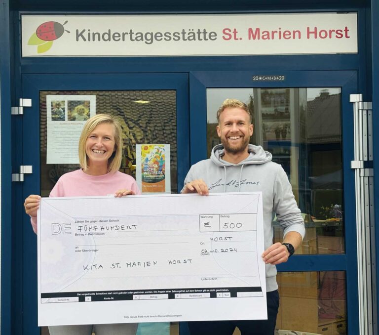 Stephanie Schröpfer überreichte den symbolischen Scheck jetzt an Kitaleiter Tim Köhler. Fotos: Heinze