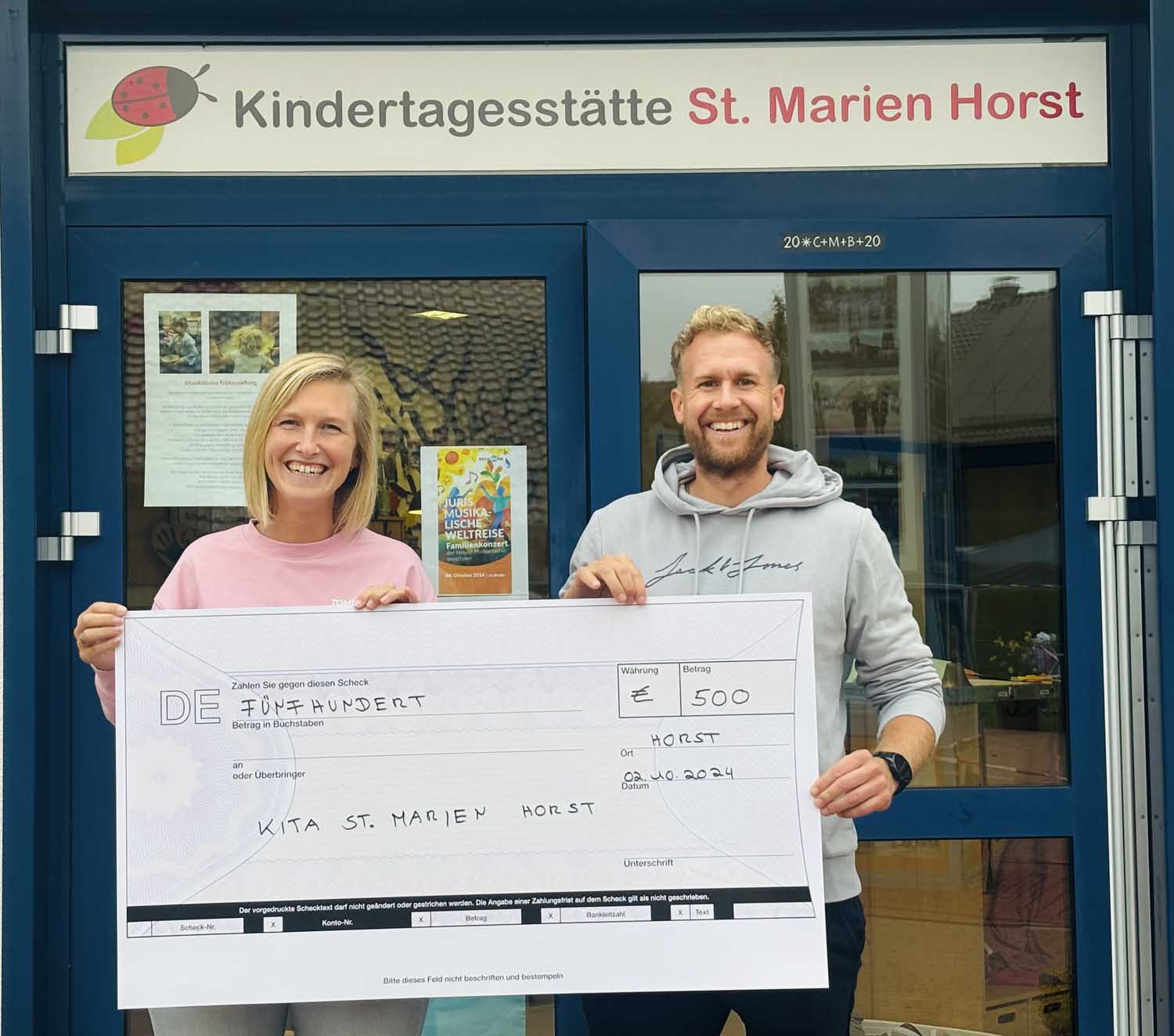 Stephanie Schröpfer überreichte den symbolischen Scheck jetzt an Kitaleiter Tim Köhler. Fotos: Heinze