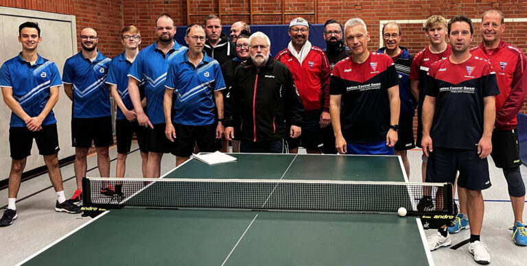 Vor zwei paralell auzutragenden Derbies stellten sich die Akteure vor Spielbgeinn dem Fotografen (von links): Jonas Völz, Marcel Schaub, Till Willerding, Marc Urbschat (alle TTC III), Martin Brocke, Michael Jankord (beide TTC), Norbert Börste (TTC III), Katharina Schwirten, Axel Brocke (beide TTC), Jürgen-Theodor Fränzer, Matthias Makosch, Renee Bieder (alle WSC II), Manfred Woehl, Alexander Klein (beideWSC III), Stephan Müller (WSC II) und Jürgen Löcke (WSC III). Foto: privat