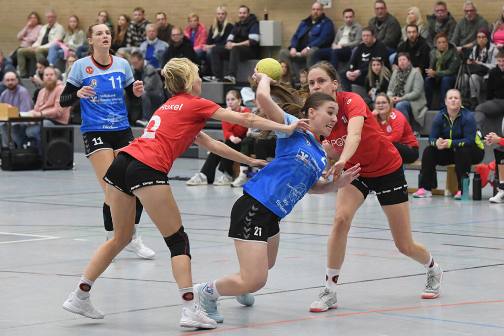 Lea Schaaf kann sich hier gegen zwei Roxeler Abwehrspielerinnen durchsetzen. Foto: MSW