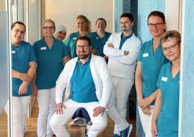 Dr. Jan-Hendrik Tappe (sitzend) und sein Team legen großen Wert auf eine individuelle Beratung und eine angenehme Behandlungsatmosphäre. Foto: Volkmer