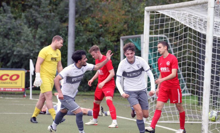 Felix Wottke (rechts) trifft zum 2:0 für den WSC und dreht jubelnd ab. Foto: Wagner