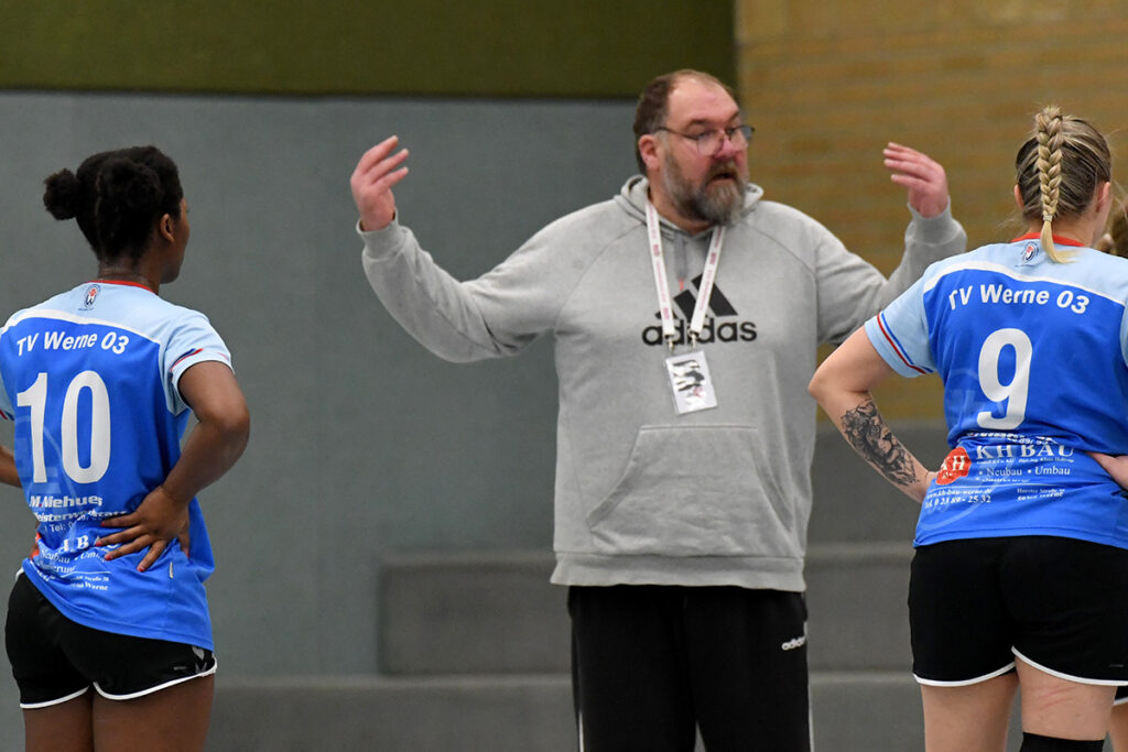 Trainer Ingo Wagner fehlten beim Spiel gegen Kinderhaus zahlreiche Stammspielerinnen.  Archivfoto: MSW