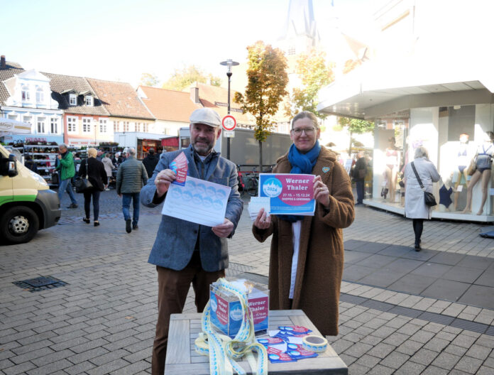 Britta Löchter und Hubertus Waterhues stellten die runderneuerte Werner Thaler-Aktion vor. Gute Zeiten für Glückspilze vom 27. Oktober bis 15. Dezember. Foto: Gaby Brüggemann