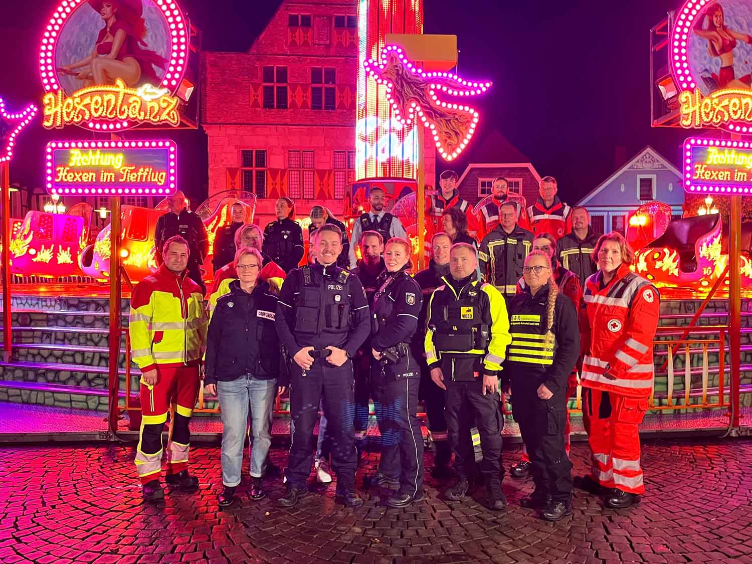 Unterschiedliche Uniformen, unterschiedliche Aufgaben, im Auftrag vereint. So lautet das Motto der Sicherheitskräfte während der Sim-Jü-Kirmes. Foto: Polizei Unna